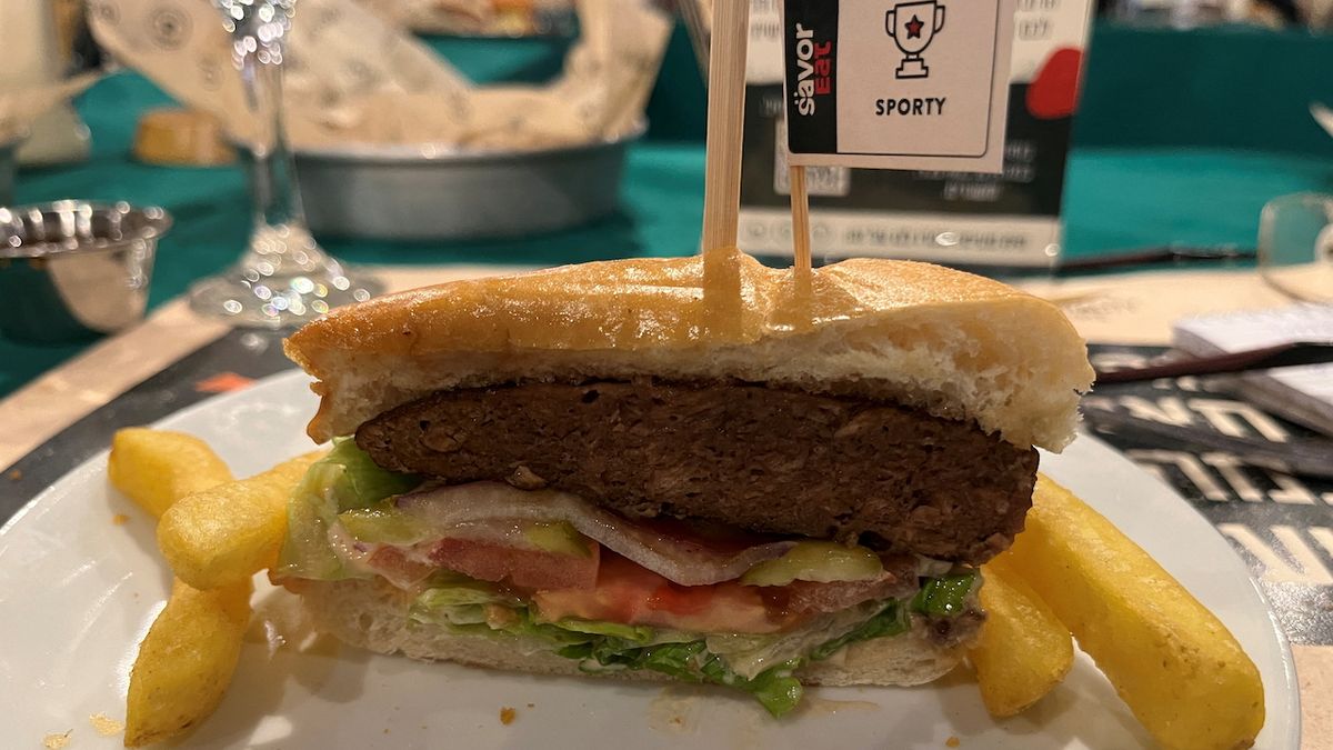 V Izraeli připravuje robot veganské burgery na míru